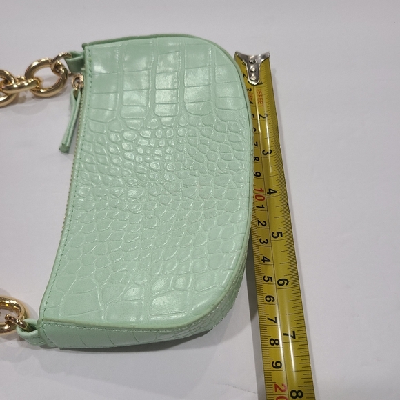 NWOT Missguided Mint Green Croc-Embossed Bag with Gold Chain - Picture 4 of 7